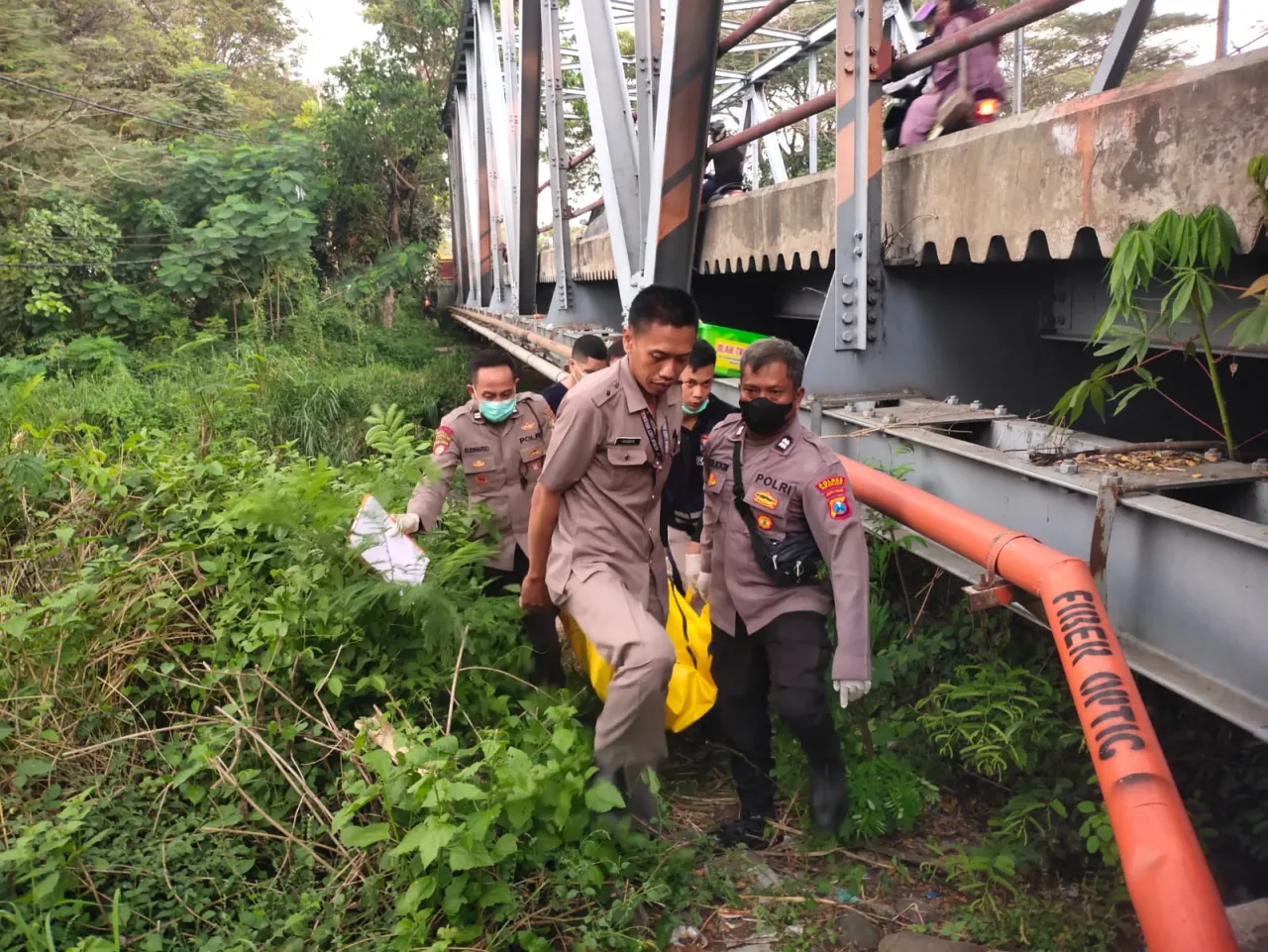 Mayat Pria Ditemukan di Bawah Jembatan Ringinanom, Diduga Korban Pembunuhan