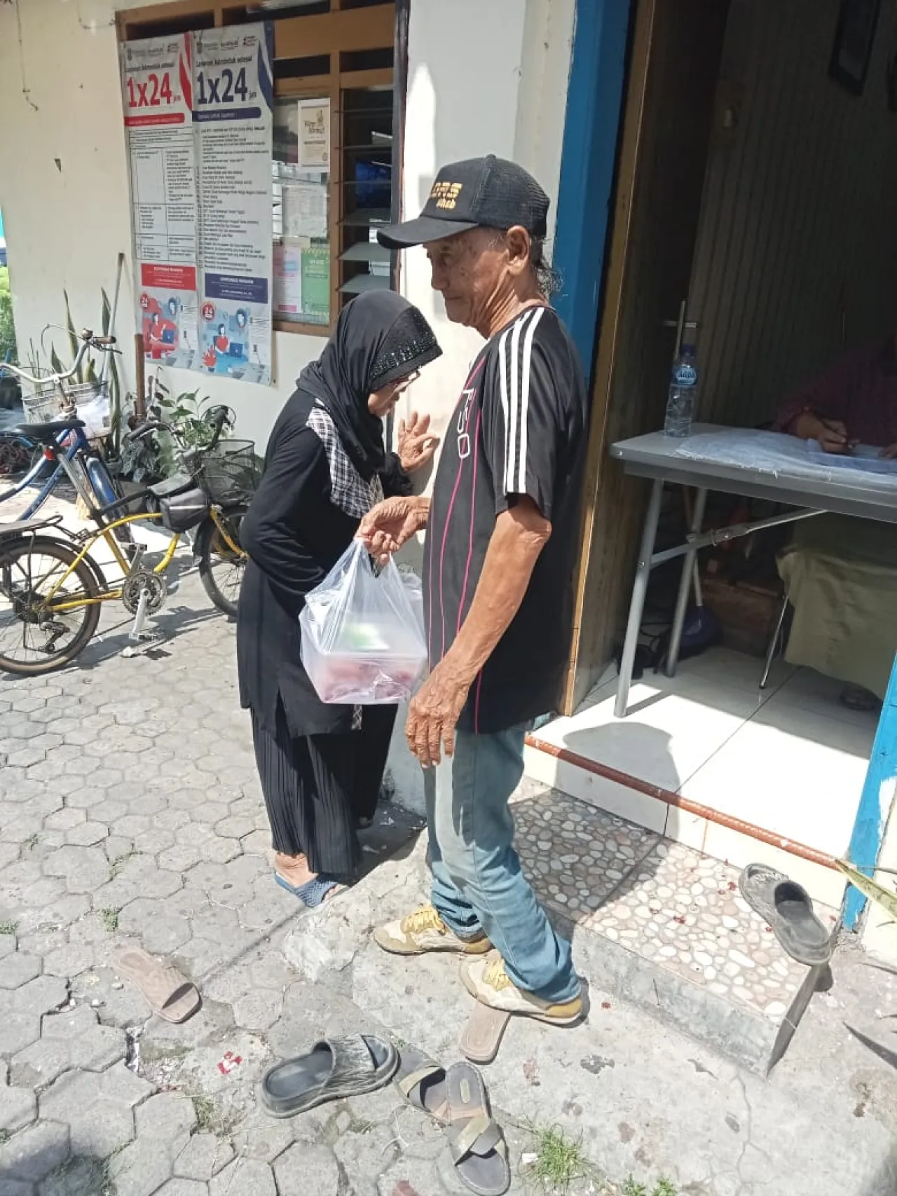 Perayaan Idul Adha 1446 H, Ketua RW 04 Wonokromo Bersama Pengurus Menyembelih Hewan Qurban di Bagikan Warga Sekitar