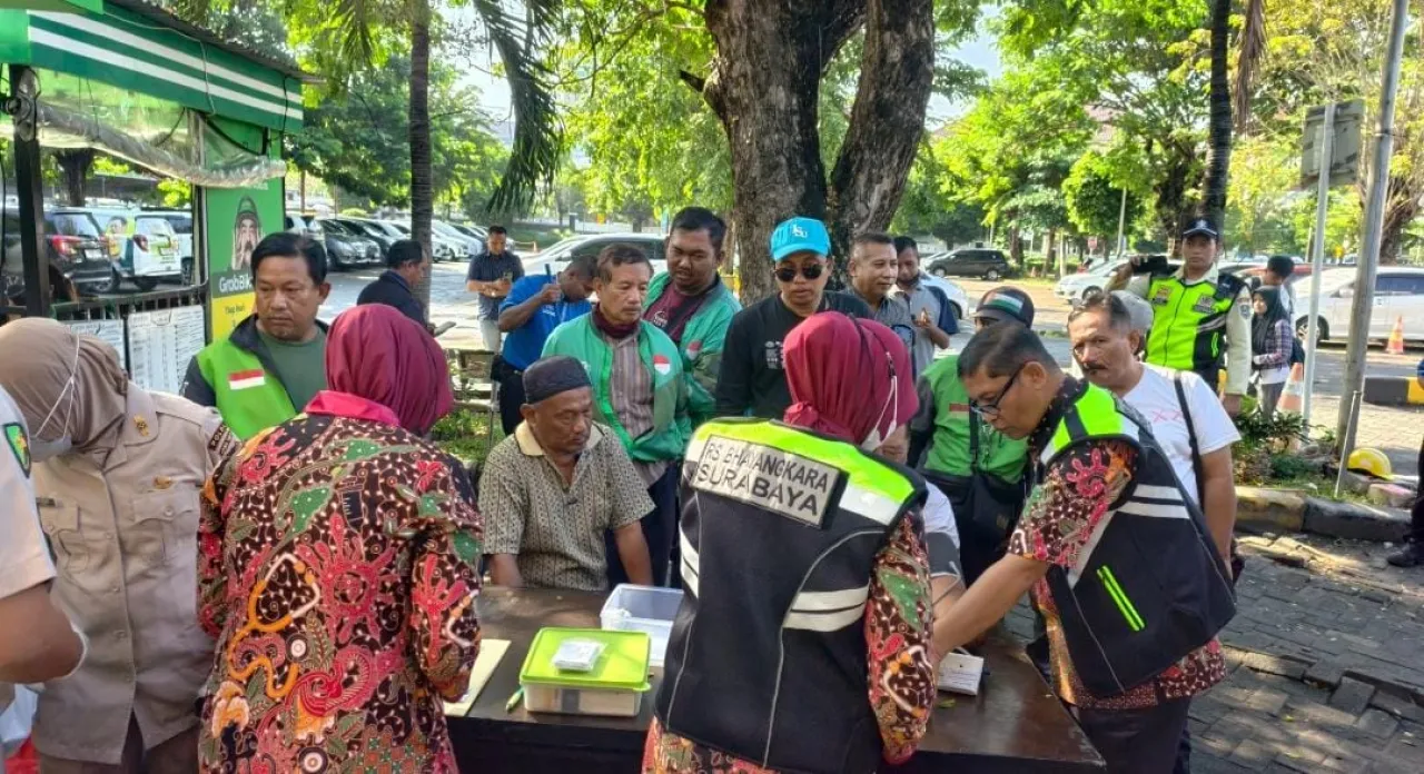 Hari Bhayangkara ke -79, Biddokkes Polda Jatim Gelar Layanan Kesehatan Gratis untuk Driver Ojol