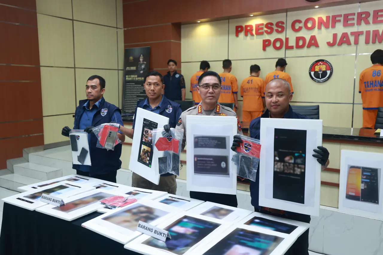 Polda Jatim Amankan 4 Orang Admin dan Anggota Group WA Gay di Surabaya