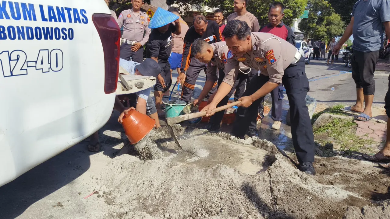 Minimalisir Laka Lantas Polres Bondowoso Tambal Jalan Berlubang: Bakti Polri di Hari Bhayangkara ke - 79