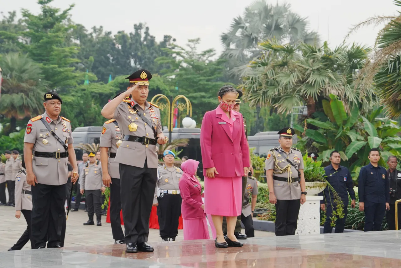 Jelang Hari Bhayangkara, Kapolri Ziarah ke Makam BJ Habibie hingga Hoegeng  