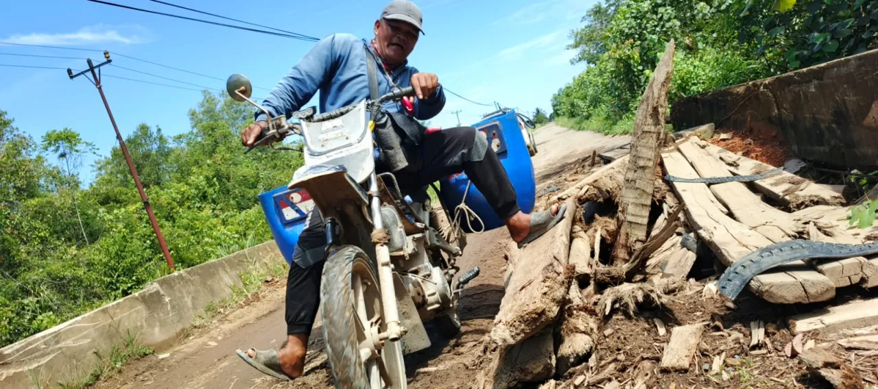 Ribuan Ton DT Angkut Buah Sawit Milik Anggota Dewan H,S Hancurkan Jalan Dan Jembatan milik Kabupaten, Masbangun