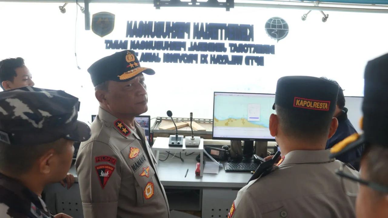 Kapolda Jatim Pantau Langsung Pencarian Korban Kapal Tenggelam di Selat Bali