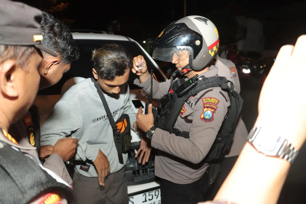 Patroli Malam, Polisi Amankan 3 Pemuda di Mojokerto Diduga Akan Pesta Sabu