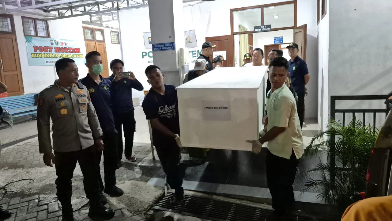 Kapolresta Banyuwangi Serahkan Korban KMP Tunu Pratama Jaya Asal Malaysia kepada Keluarga untuk Dimakamkan