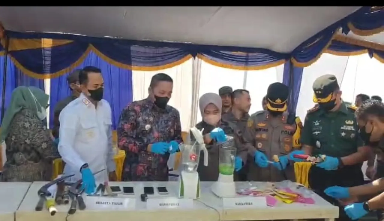 Kejari Sampang Musnahkan Barang Bukti dari Berbagai Perkara