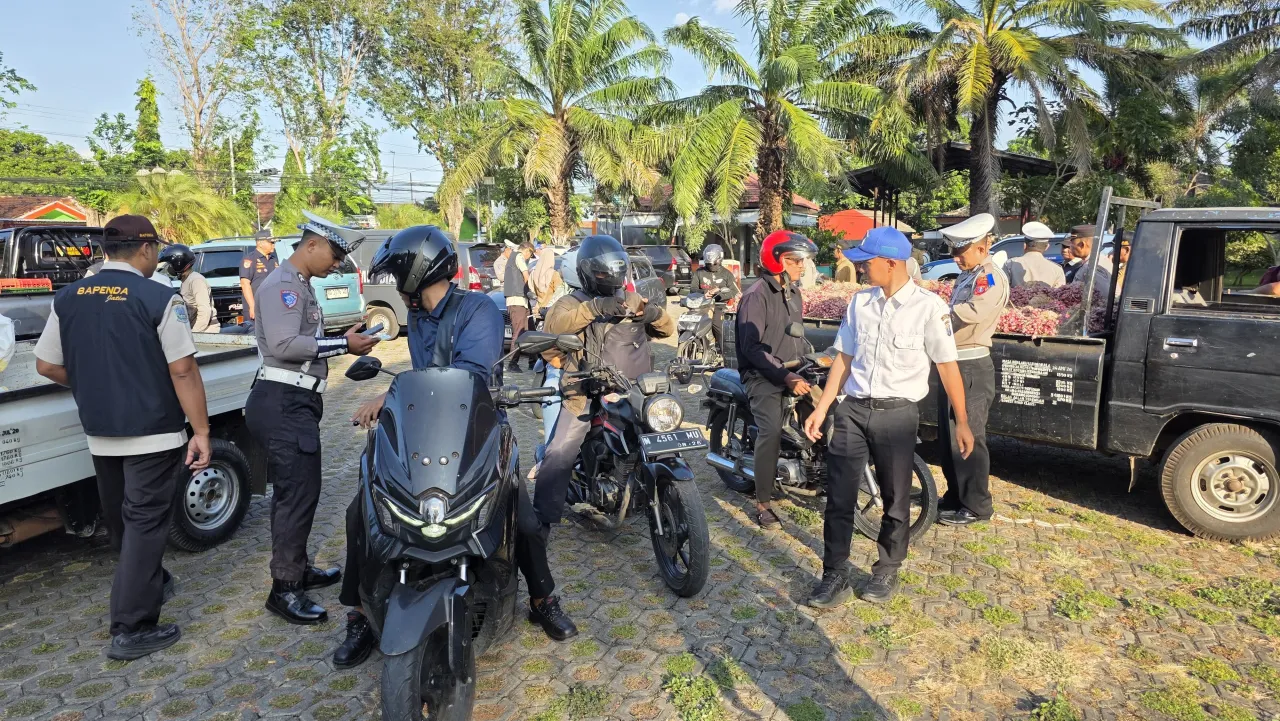 Operasi Patuh Semeru 2025 Polres Probolinggo Beri Hadiah Bagi Pengendara yang Tertib Lalu Lintas