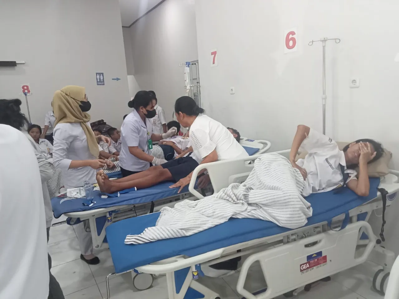 Akibat Keracunan Sebanyak Ratusan Siswa SMPN 8 Dilarikan Ke Beberapa Rumah Sakit di Kota Kupang.