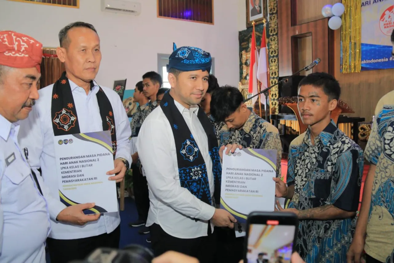 Dampingi Wakil Gubernur Serahkan Hak Anak Binaan di LPKA Blitar dalam Peringatan Hari Anak Nasional 2025