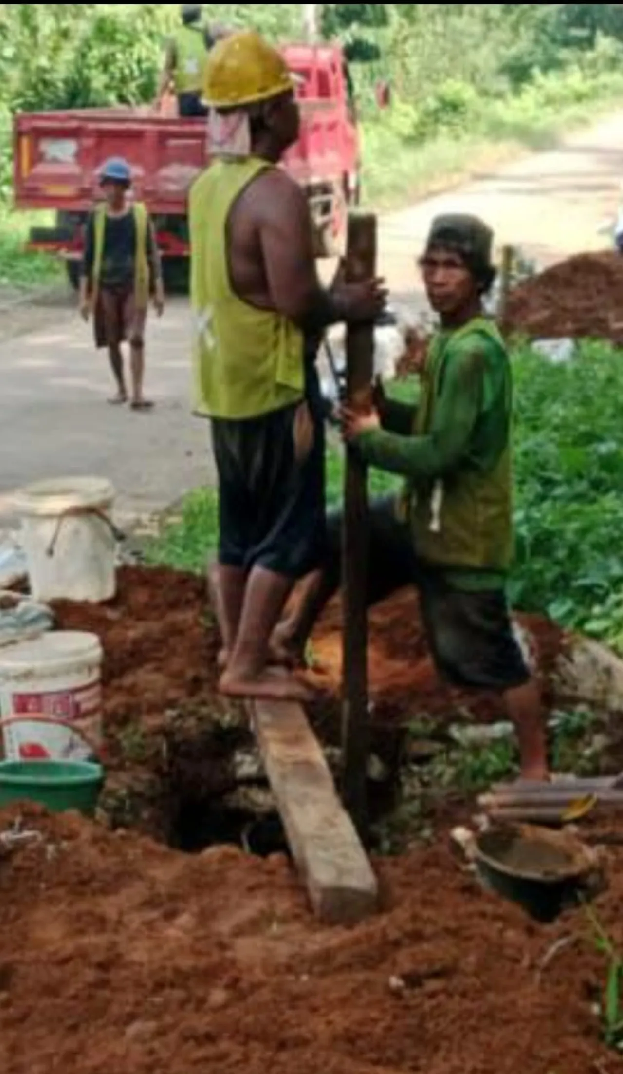 Proyek Galian Kabel PLN di Desa Manggungjaya Diduga Abaikan Standar K3
