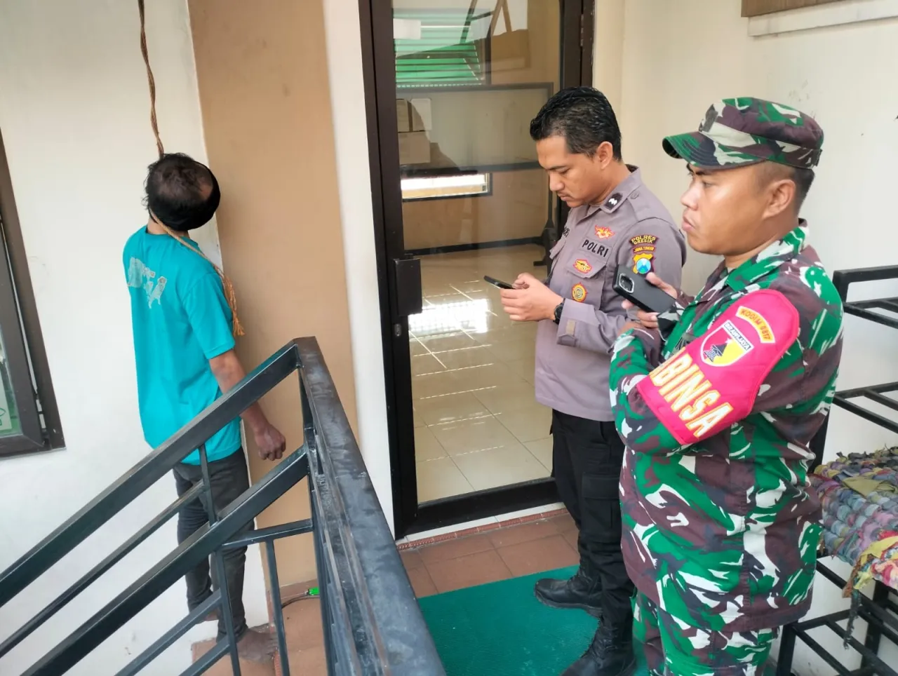 Gempar Seorang Pria Gantung Diri di Masjid 