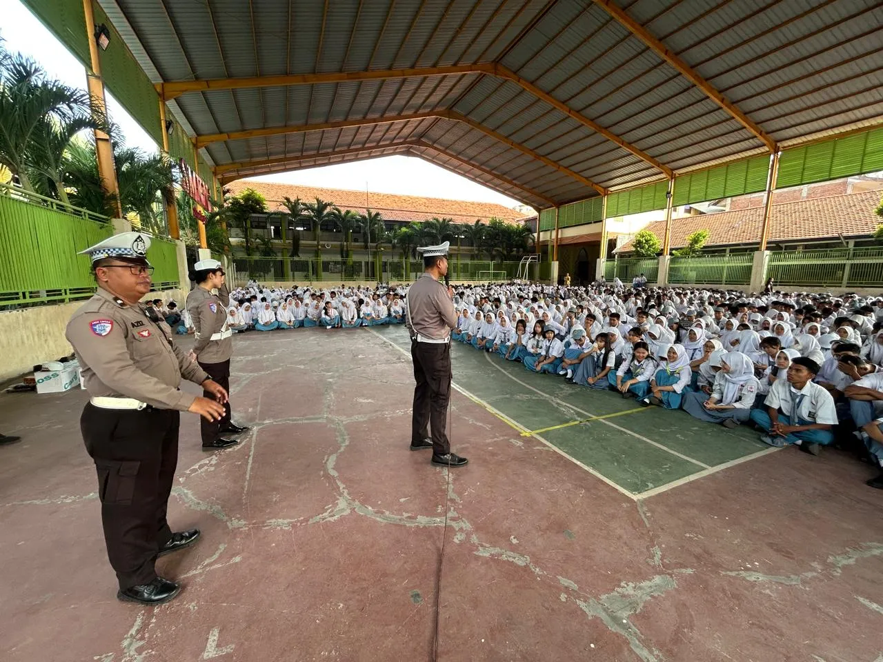 Satlantas Polrestabes Gelar Giat Sosialisasi Polisi Goes To School di SMKN 1 Surabaya
