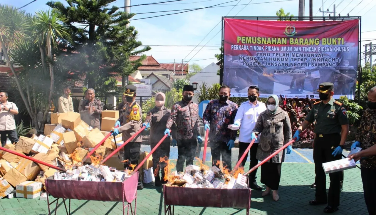 Karutan Sampang Hadiri Pemusnahan Barang Bukti di Kejari Sampang