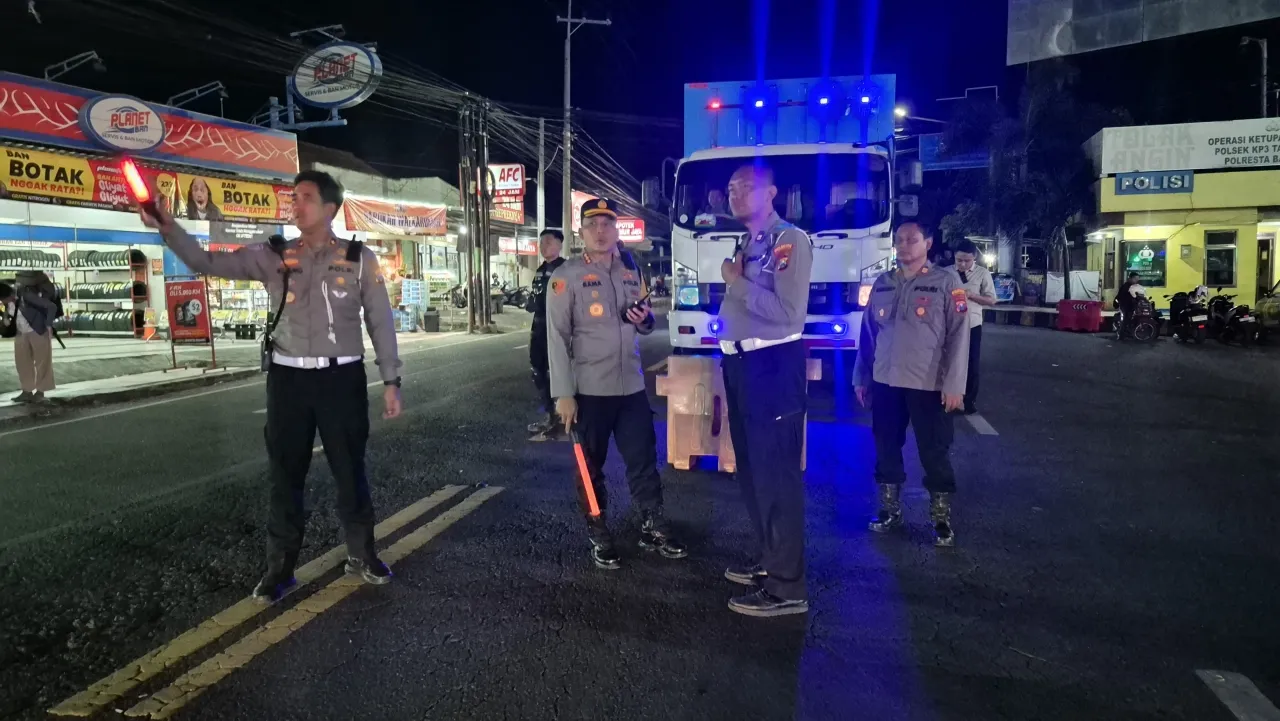Libatkan Personel Gabungan Kapolresta Banyuwangi Turun Langsung Pimpin Urai Kepadatan di Pelabuhan Ketapang