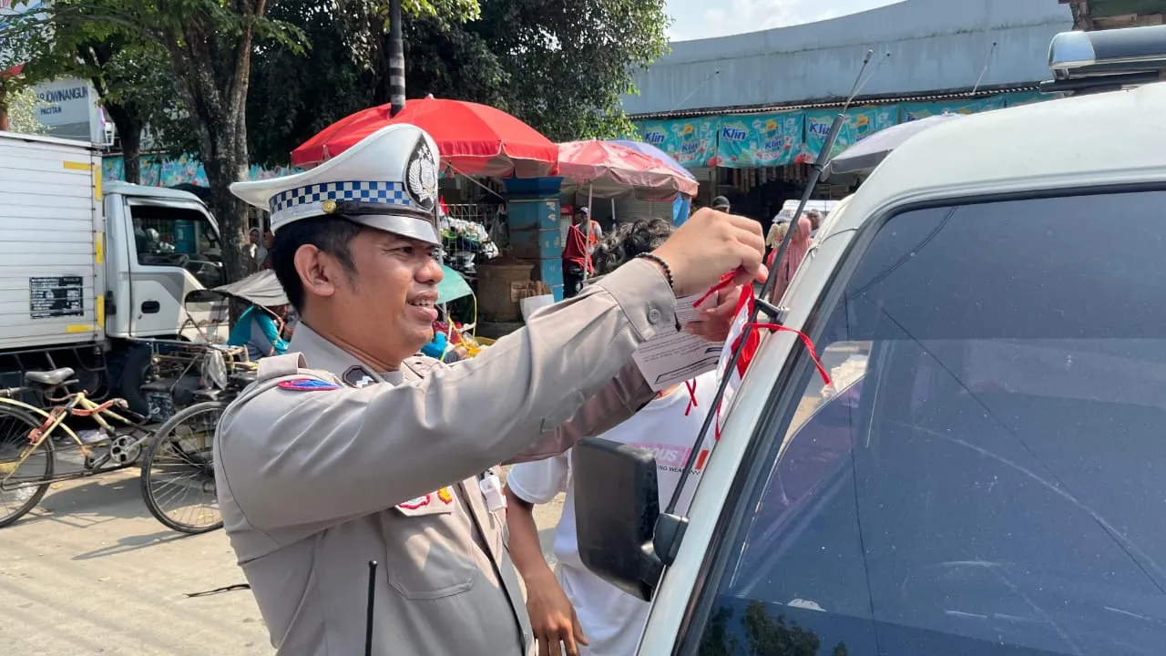 Polres Pacitan Pupuk Jiwa Nasionalisme Jelang HUT ke-80 RI, Berbagi Ratusan Bendera Merah Putih