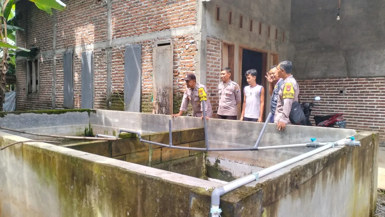 Bhabinkamtibmas Berbek Dorong Budidaya Lele dan Nila di Pekarangan Rumah