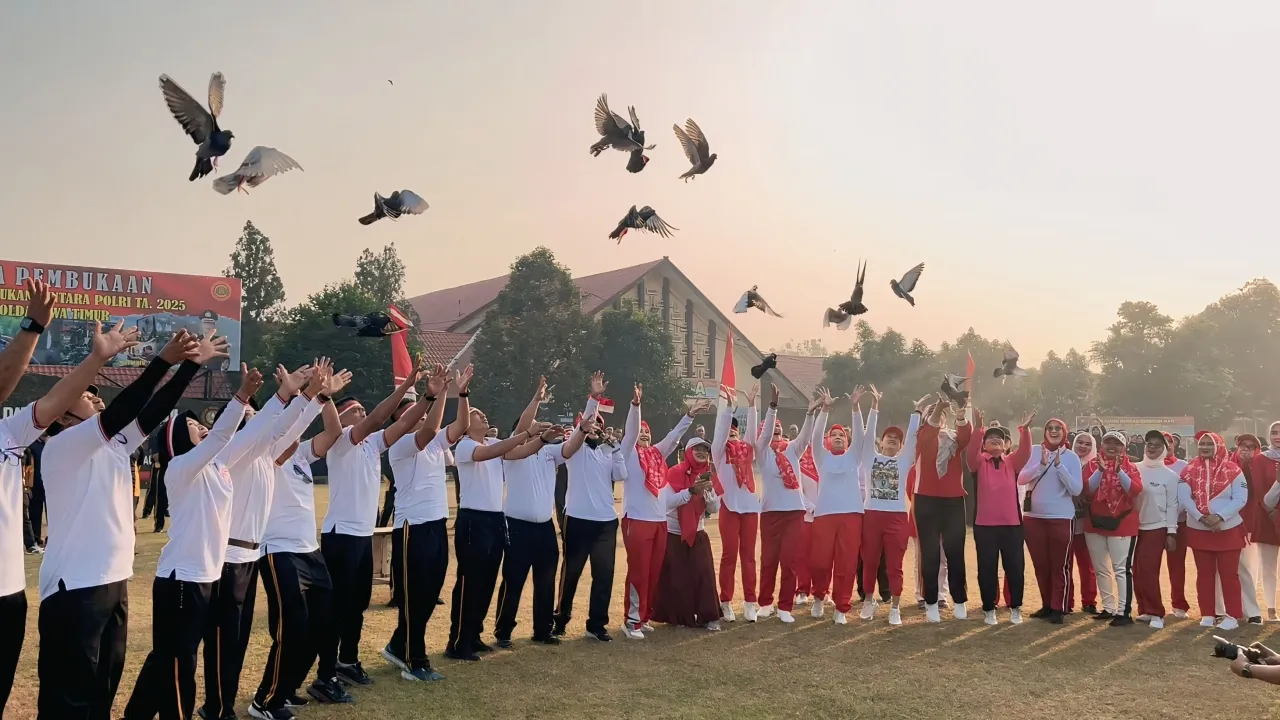 Gelorakan Semangat Kemerdekaan, SPN Polda Jatim Lepas 17 Merpati Gelar Berbagai Lomba Penuh Kebersamaan
