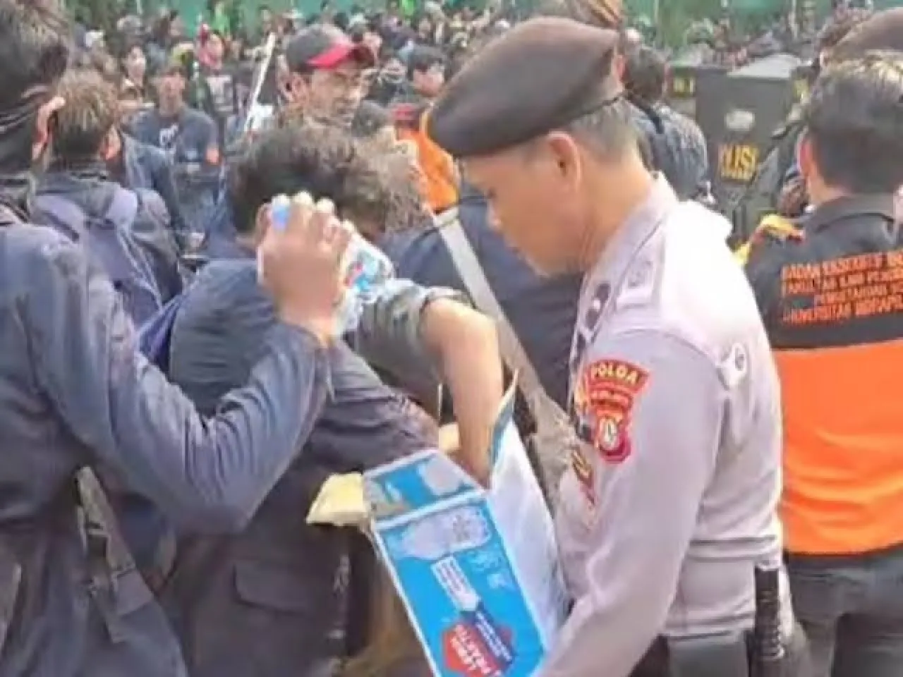 Polisi Bagikan Air Mineral kepada Massa Demo di Senayan