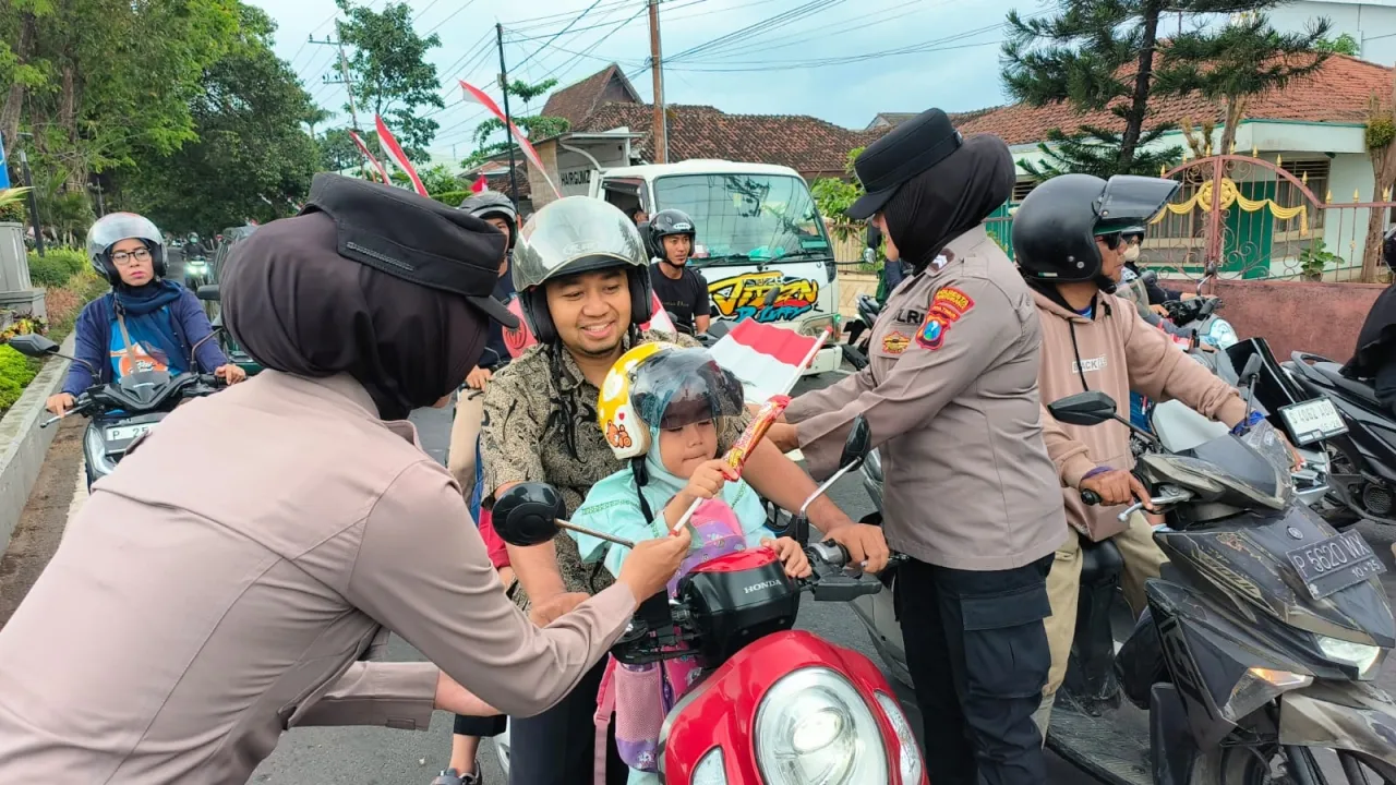 Aksi Simpatik Polisi Wanita Polresta Banyuwangi di Hari Jadi Polwan ke -77 Gatur Lalin Sambil Berbagi Coklat