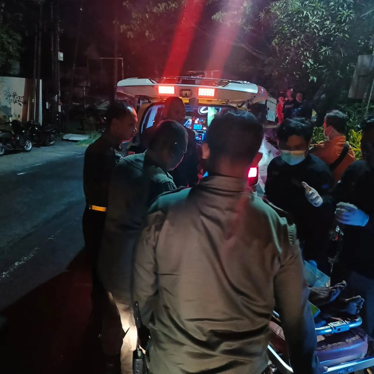 Gerak Cepat Laporan Masyarakat, Unit Lantas Polsek Sukomanunggal Evakuasi Laka Lantas