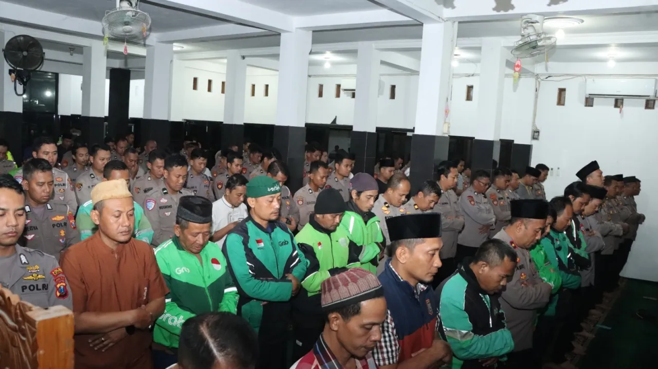 Doa Bersama Polres Nganjuk dan Komunitas Ojol untuk Alm. Affan Kurniawan