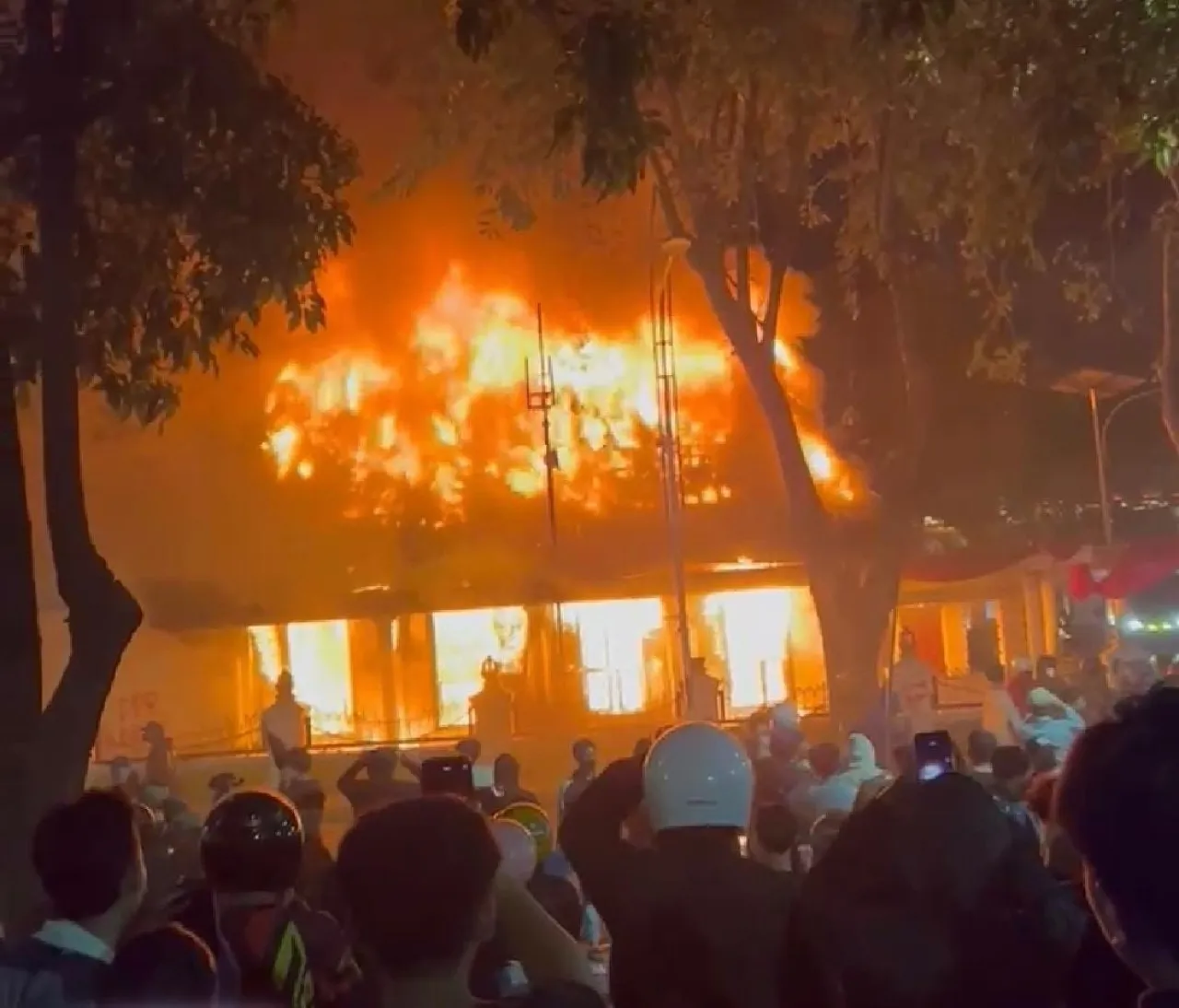 Gedung Grahadi Surabaya Terbakar, Massa Demo Jebol Pagar dan Nyalakan Api
