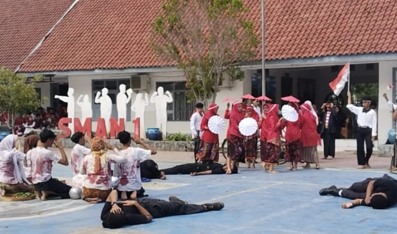 Generasi Muda SMAN 1 Sampang Menampilkan Semangat Nasionalisme melalui Parade Kemerdekaan