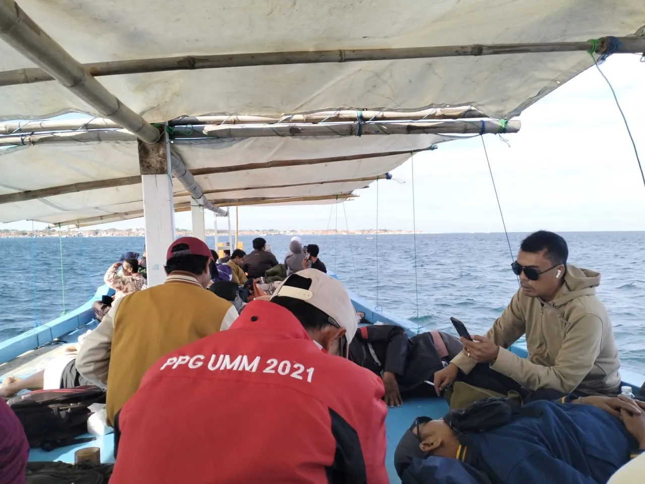 Guru dan Tenaga Kesehatan di Pulau Mandangin: Sebuah Contoh Pengorbanan yang Luar Biasa