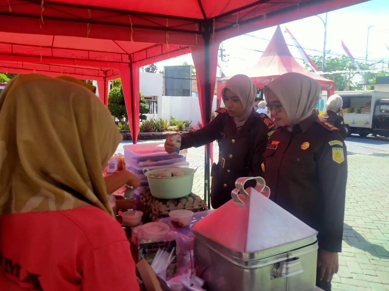 Kejari Sampang Berikan Kontribusi Positif dengan Pasar Murah
