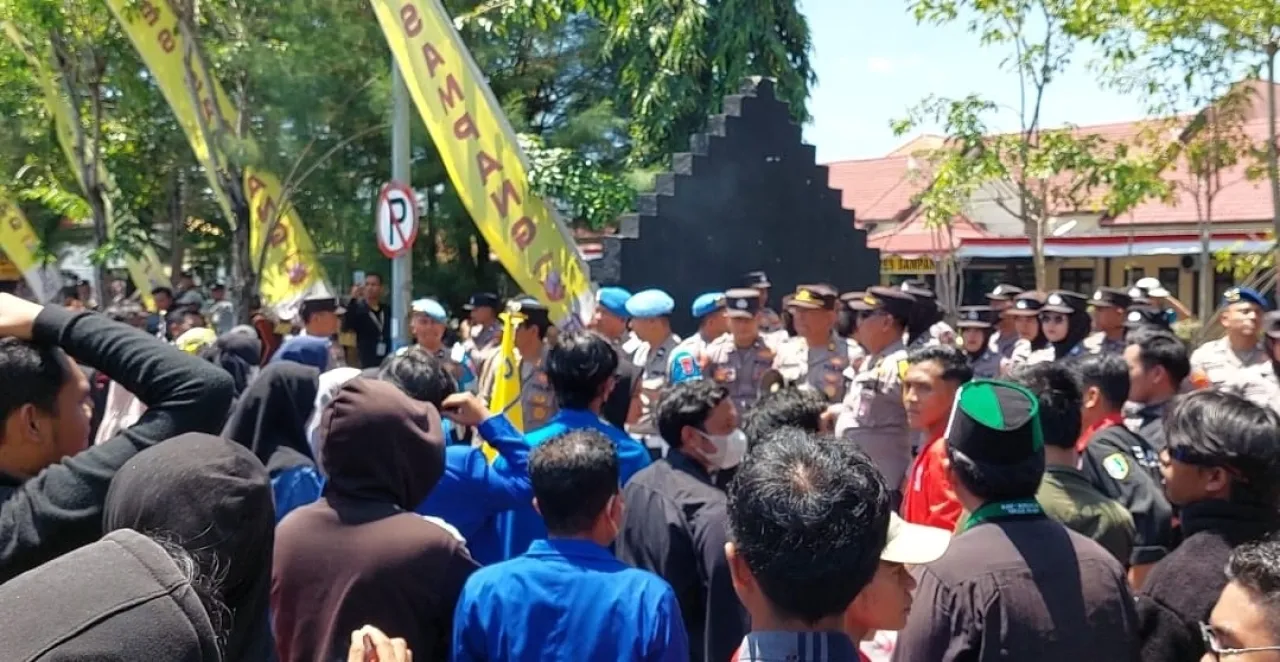 Mahasiswa Sampang Gelar Aksi Damai, Kapolres: Kami Turut Berduka Cita