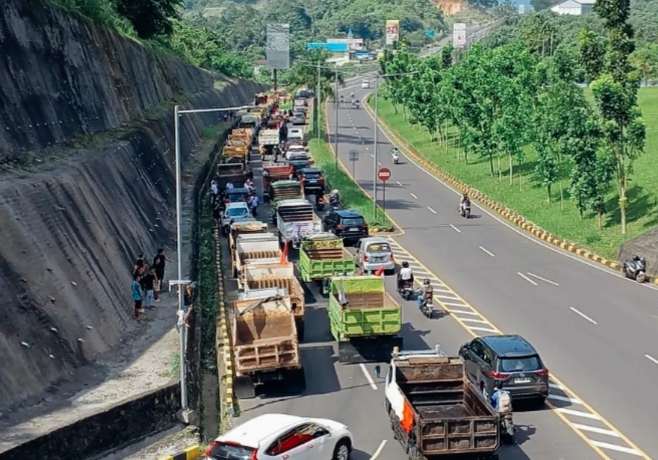 “Barcode Ilegal, SPBU Nakal, Mafia Solar Merajalela: Sopir Dum Truck Sulut Melawan”
