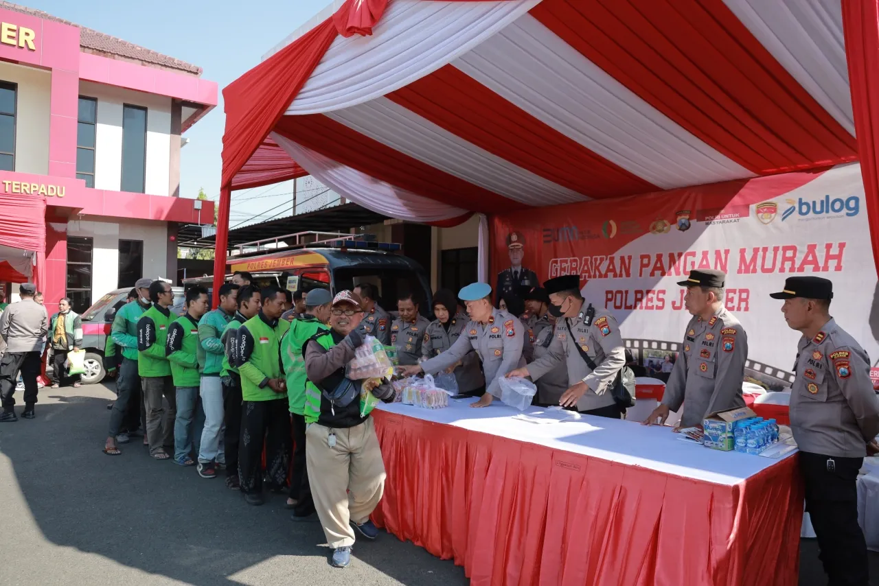 Polres Jember Hadirkan Pasar Murah, Pengemudi Ojol Bawa Pulang Sembako Dengan Senyum Sumringah