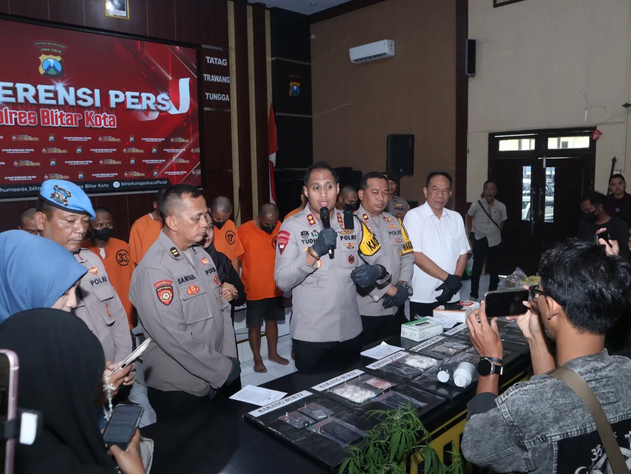 Operasi Tumpas Narkoba Polres Blitar Kota Amankan 9 Tersangka 1 Diantaranya Pemilik Lahan Ganja