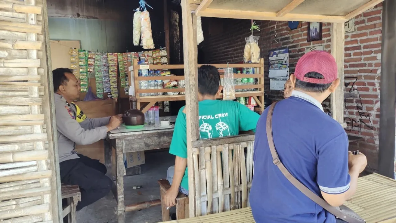 Ngopi Bareng Warga, Bhabinkamtibmas Warujayeng Berikan Wawasan Kamtibmas 