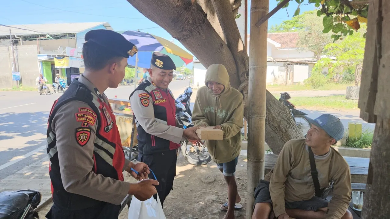 Polisi Patroli Sambil Berbagi Nasi Kotak Program Pasabber Polres Situbondo Disambut Antusias Warga