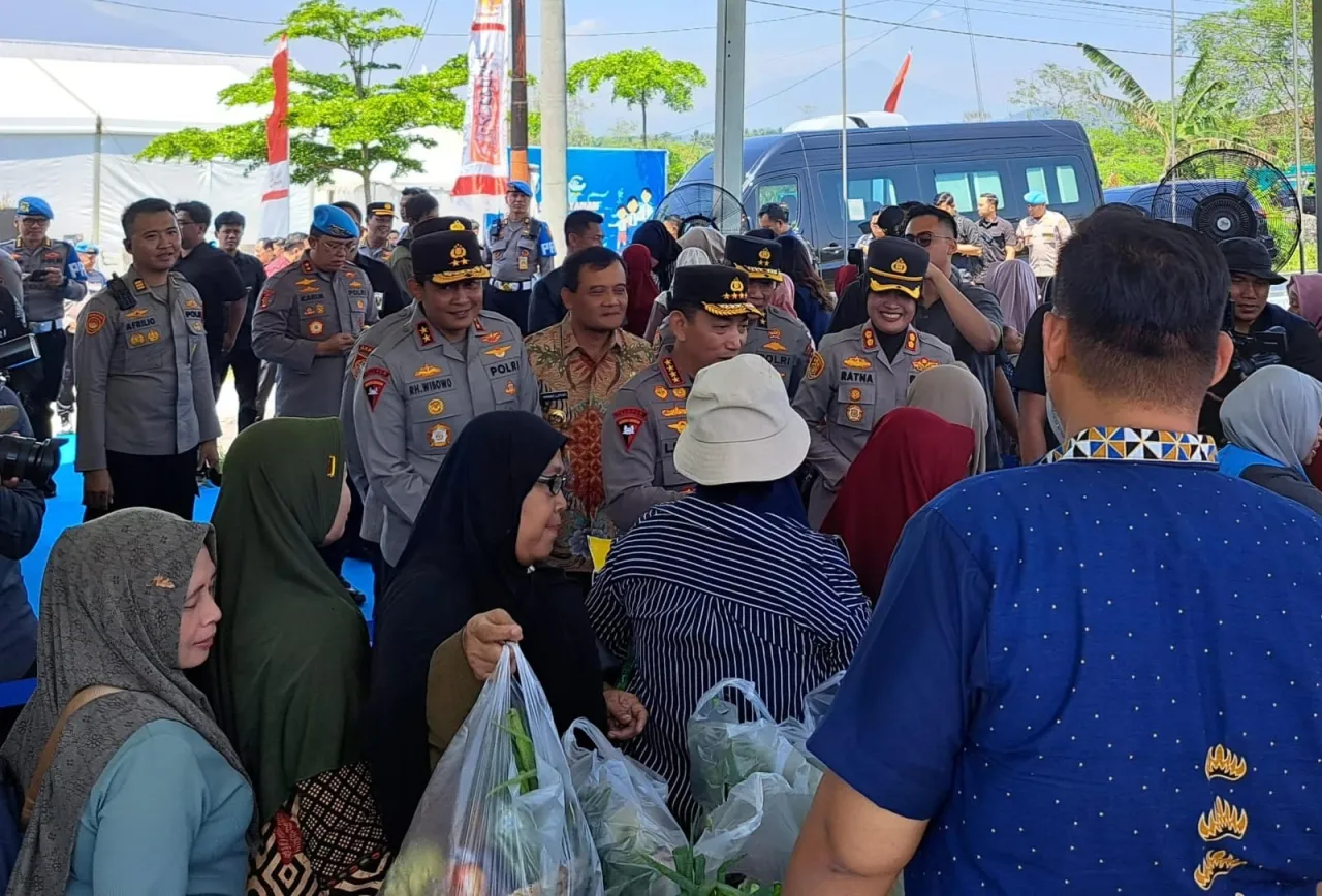 Jaga Stabilitas Pangan, GPM Polri Salurkan 6 Ton Beras SPHP di Pebelan Semarang