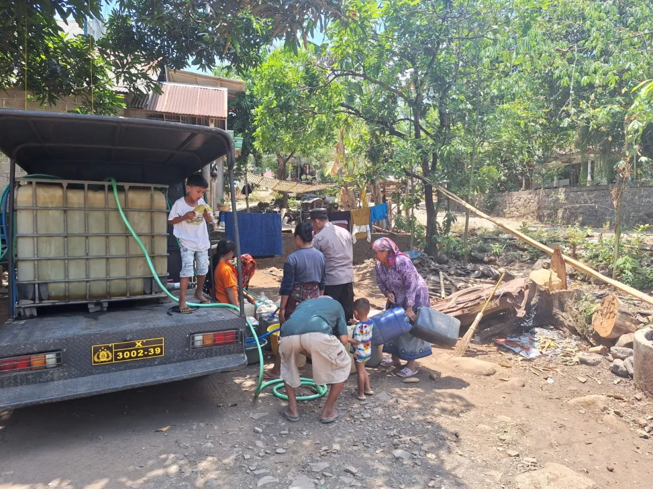 Polsek Winongan Salurkan 2.000 Liter Air Bersih ke Warga Sumberjo
