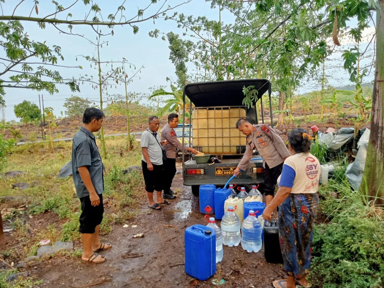 Kapolsek Winongan Distribusikan Air Bersih ke Warga Pelosok Dusun Guwo