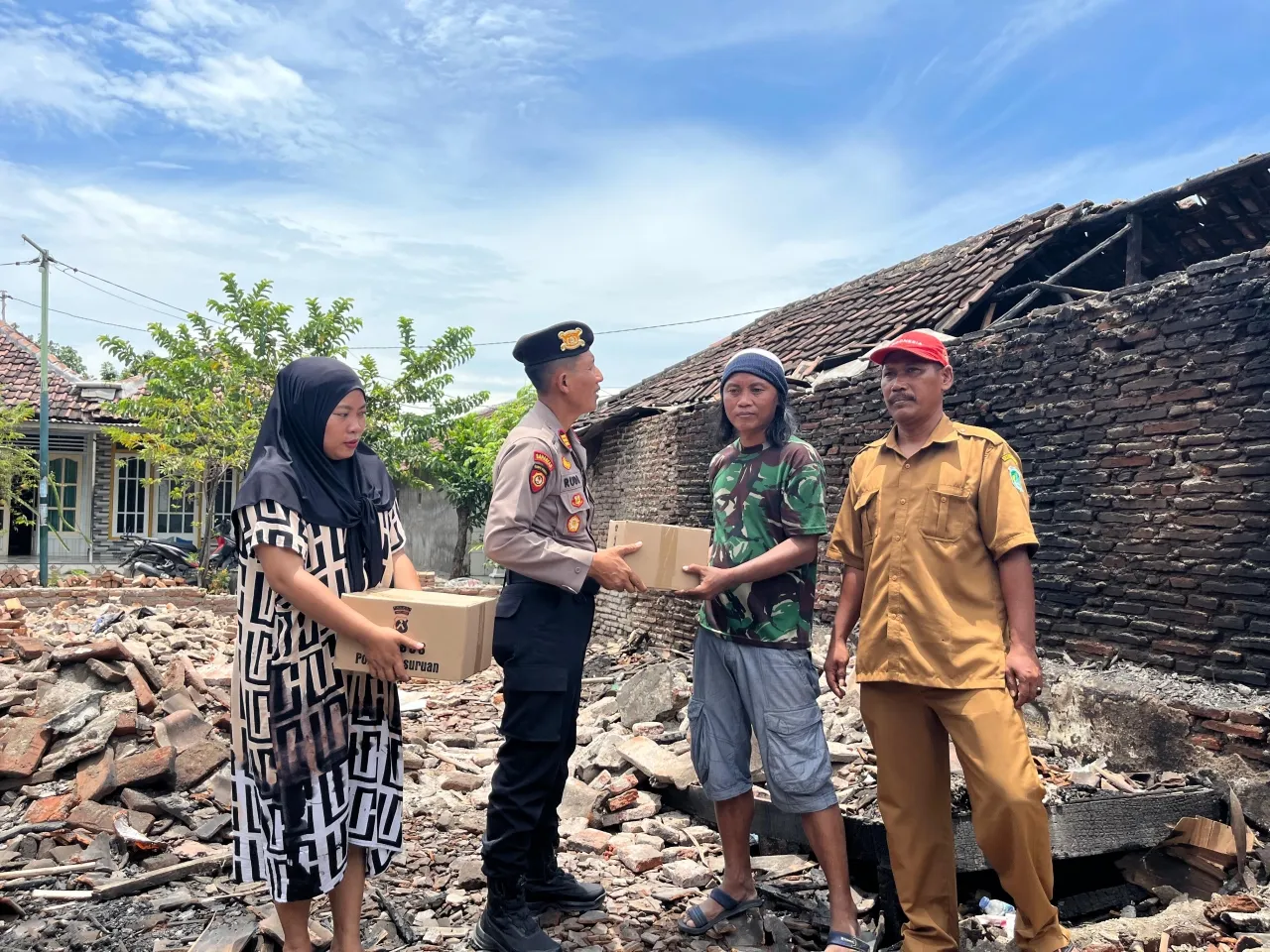 Polres Pasuruan Salurkan Bantuan untuk Korban Musibah Kebakaran di Rembang