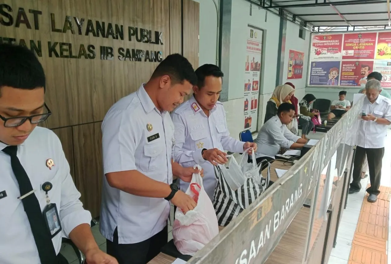 Rutan Sampang Lakukan Pemeriksaan Barang Titipan untuk Mencegah Gangguan Keamanan