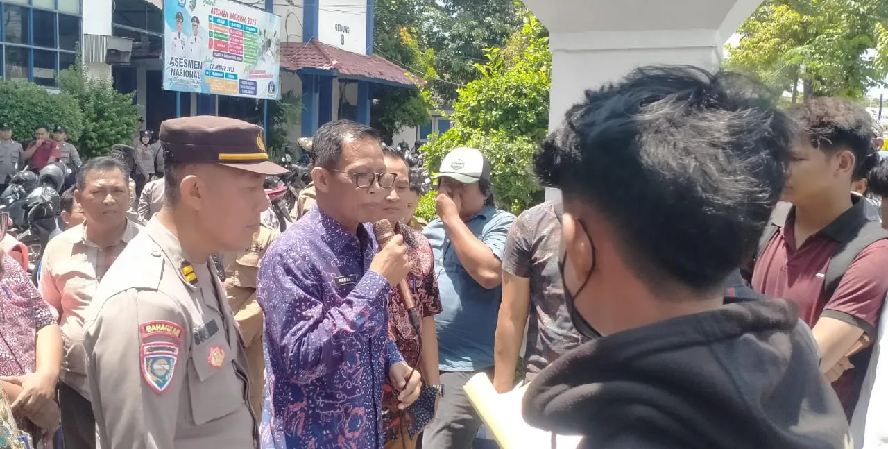 Gerakan Pemuda Revolusi Desak Disdik Sampang Larang Jual Beli Seragam Sekolah