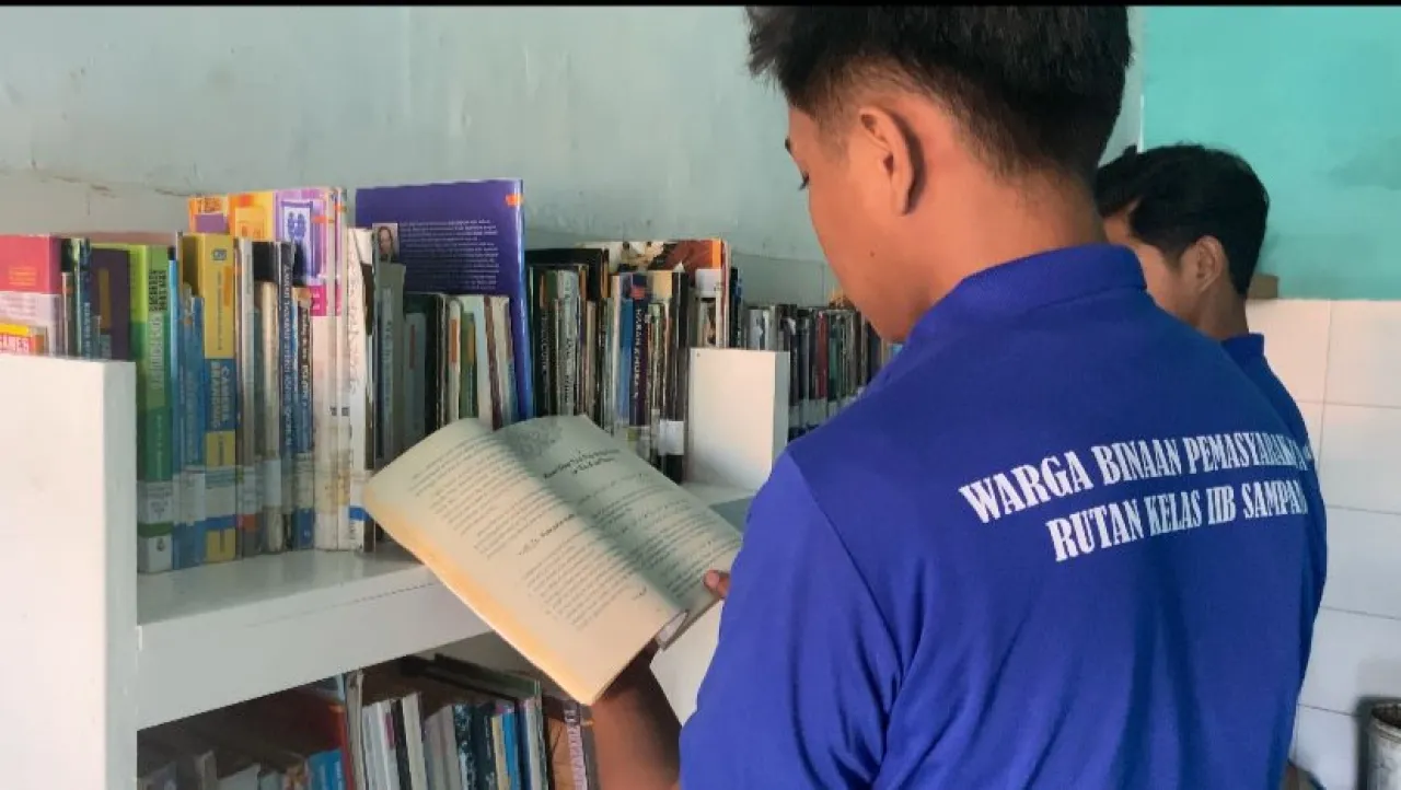 Rutan Sampang Terima Bantuan Peminjaman Buku dari Dispusip Sampang untuk Meningkatkan Literasi Warga Binaan