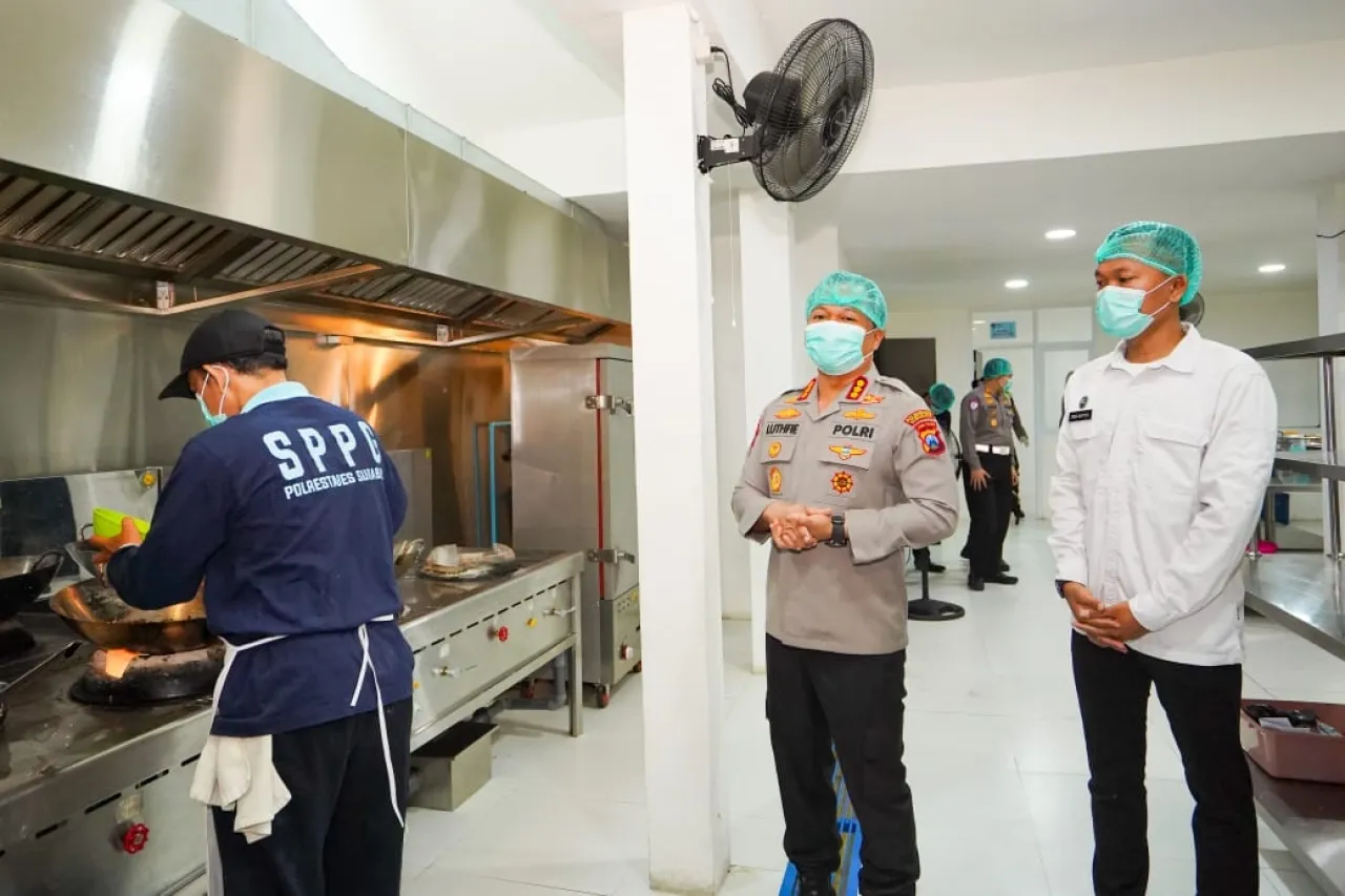 Kapolrestabes Surabaya Cek Kebersihan Dapur SPPG: Pastikan Makanan Anak Sekolah Aman dan Bergizi