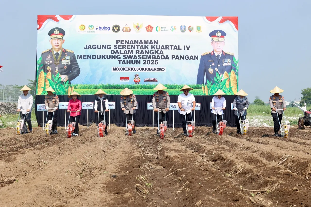 Kapolda Jatim Pimpin Penanaman Jagung Serentak Kwartal IV di Mojokerto Pakai Benih Eco Bhayangkara
