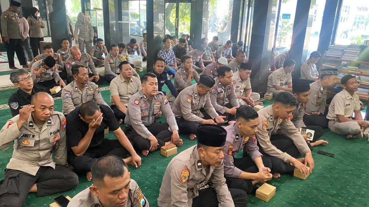 Polres Nganjuk Gelar Binrohtal, Tekankan Pentingnya Sholat sebagai Tolak Ukur Batiniah