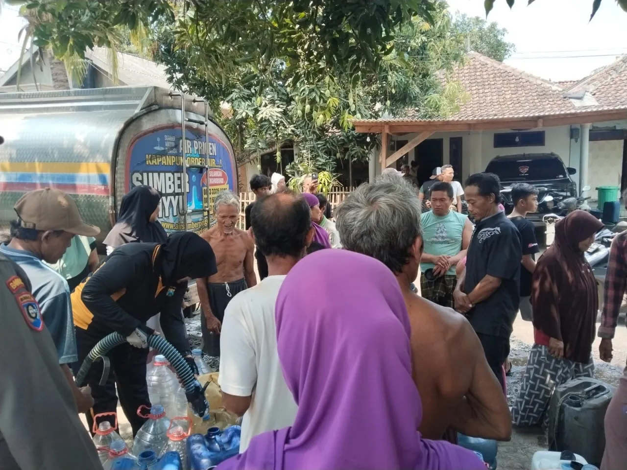 Polri Untuk Masyarakat : Polisi Datangkan Dua Tangki Air Bersih untuk Warga Kenduruhan Pasuruan
