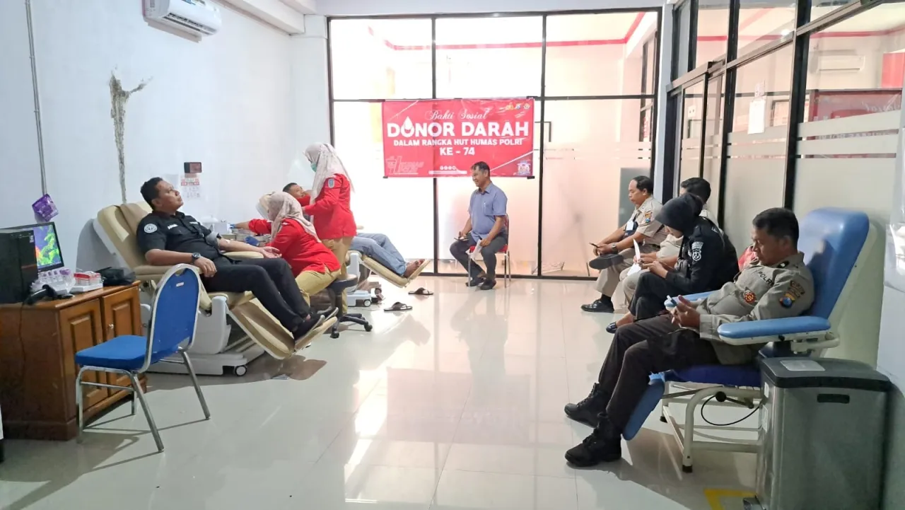Sambut HUT Humas Polri ke-74, Si Humas Polres Nganjuk Gelar Donor Darah Bersama Wartawan dan Masyarakat