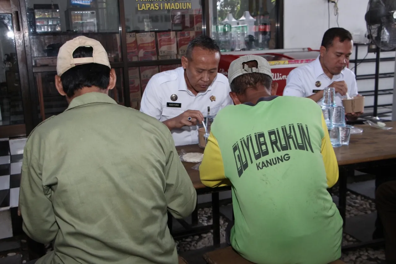 Sinergi Lapas dan Masyarakat, Kakanwil Ditjenpas Jatim Ajak Makan Bareng dan Serahkan Bansos di Sekitar Lapas I Madiun