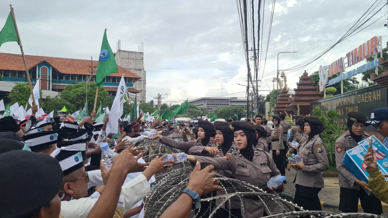 Polrestabes Surabaya Libatkan Tim Negosiator Polwan, Beri Layanan Pengamanan Aksi Ribuan Santri di DPRD Jatim